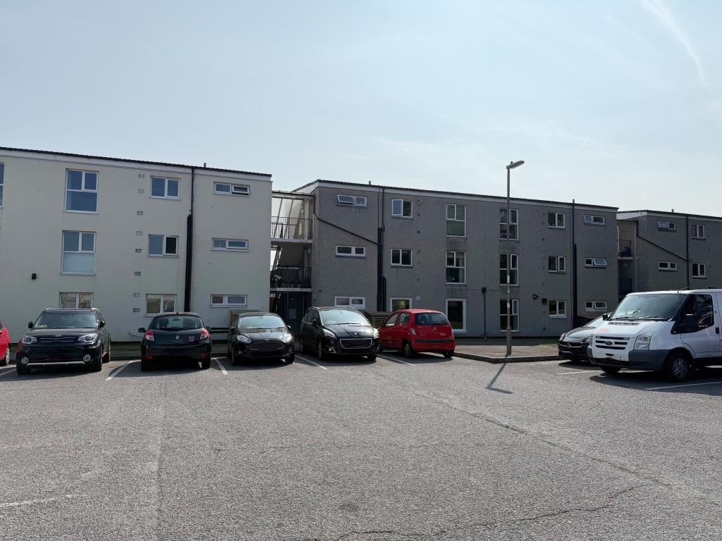 Lot: 175 - GROUND FLOOR FLAT FOR IMPROVEMENT - View of block from car park